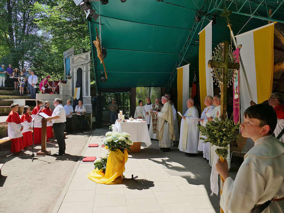 Festgottesdienst zum 1.000 Todestag des Heiligen Heimerads auf dem Hasunger Berg (Foto: Karl-Franz Thiede)